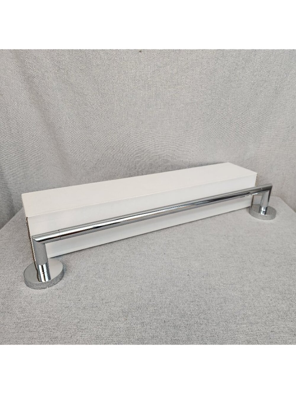 Jones Stephens 18" Contemporary Towel Bar NEW Polished Chrome Finish 97910